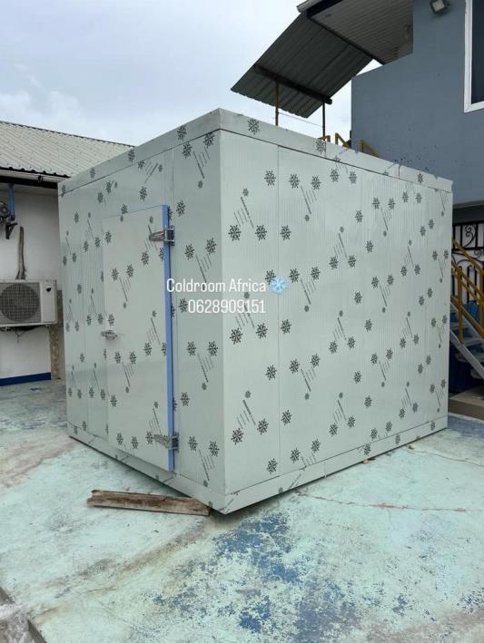 Freestanding insulated cold room enclosure