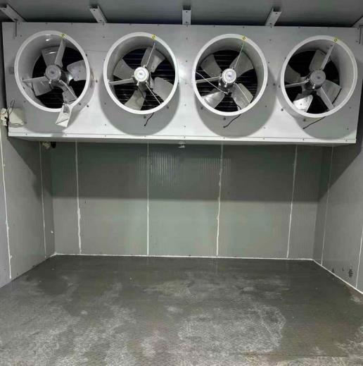 Four-fan evaporator unit inside a cold room